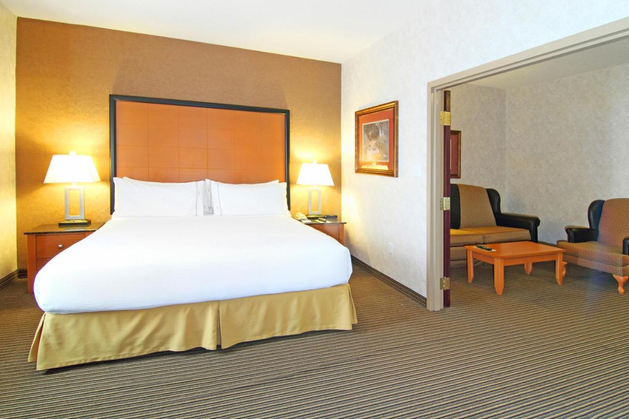 Holiday Inn Express Calgary South By Ihg Extérieur photo