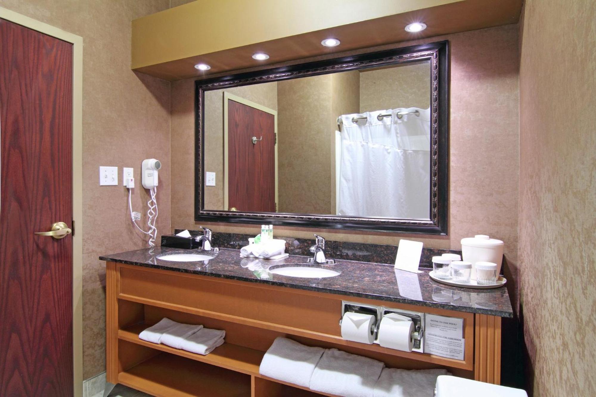 Holiday Inn Express Calgary South By Ihg Extérieur photo