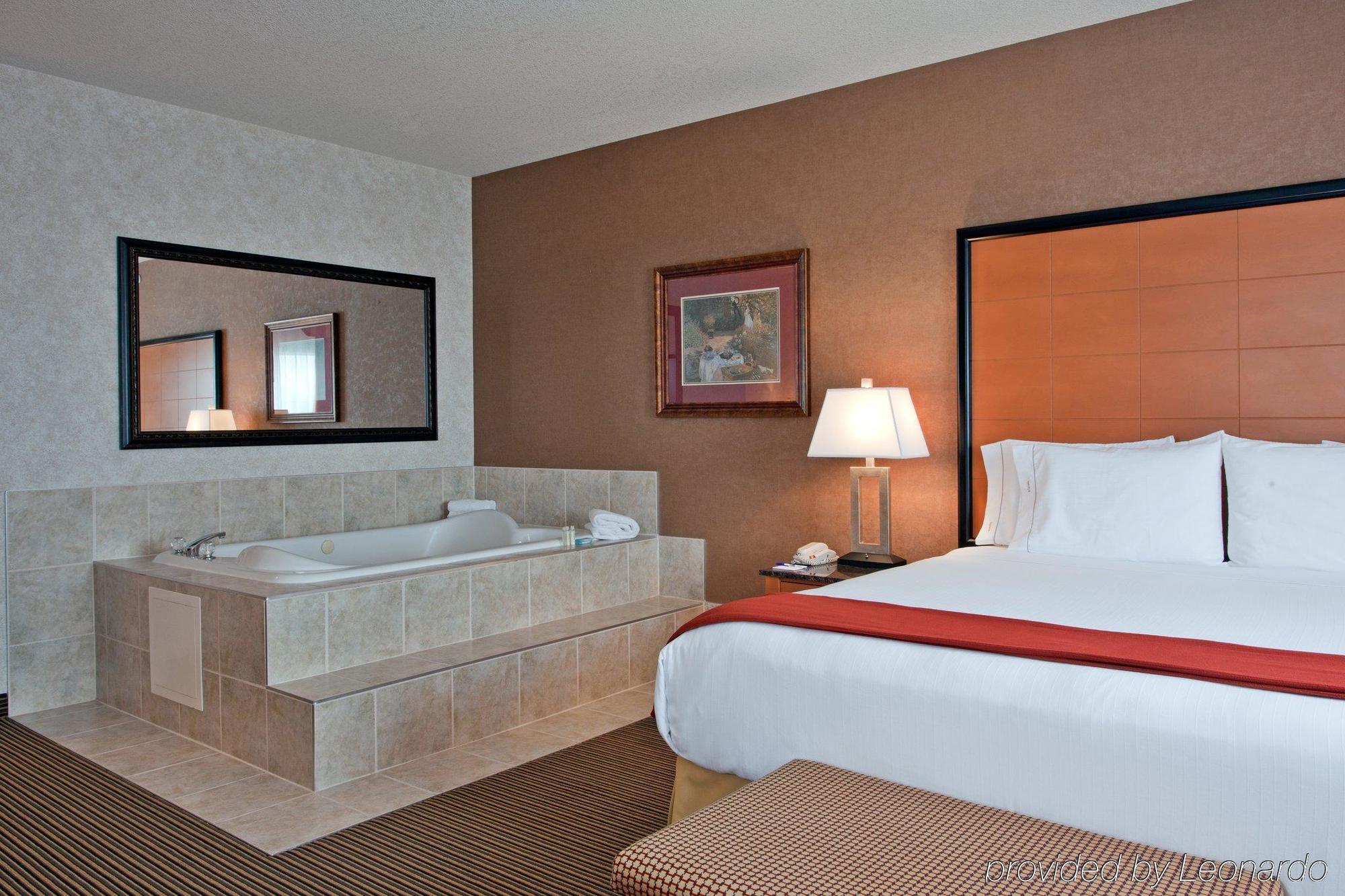 Holiday Inn Express Calgary South By Ihg Extérieur photo